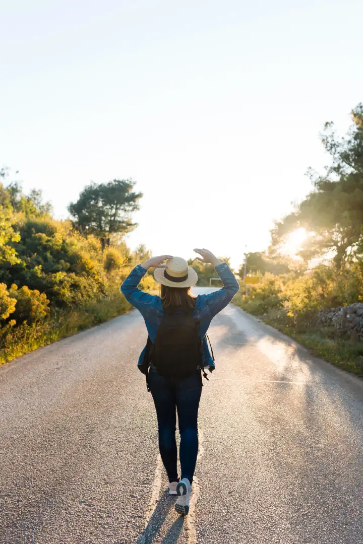 como encontrar mi proposito en la vida foto chica de espaldas con sombrero